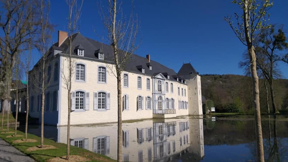 Au Fond Du Jardin Hotell Profondeville Eksteriør bilde
